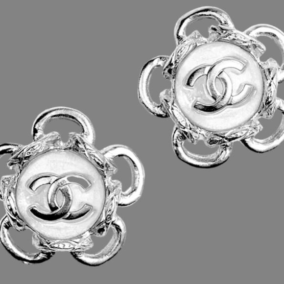 CHANEL STUD EARRINGS METAL AND GLASS PEARLSāSILVER AND PEARLY WHITE - Picture 5 of 9